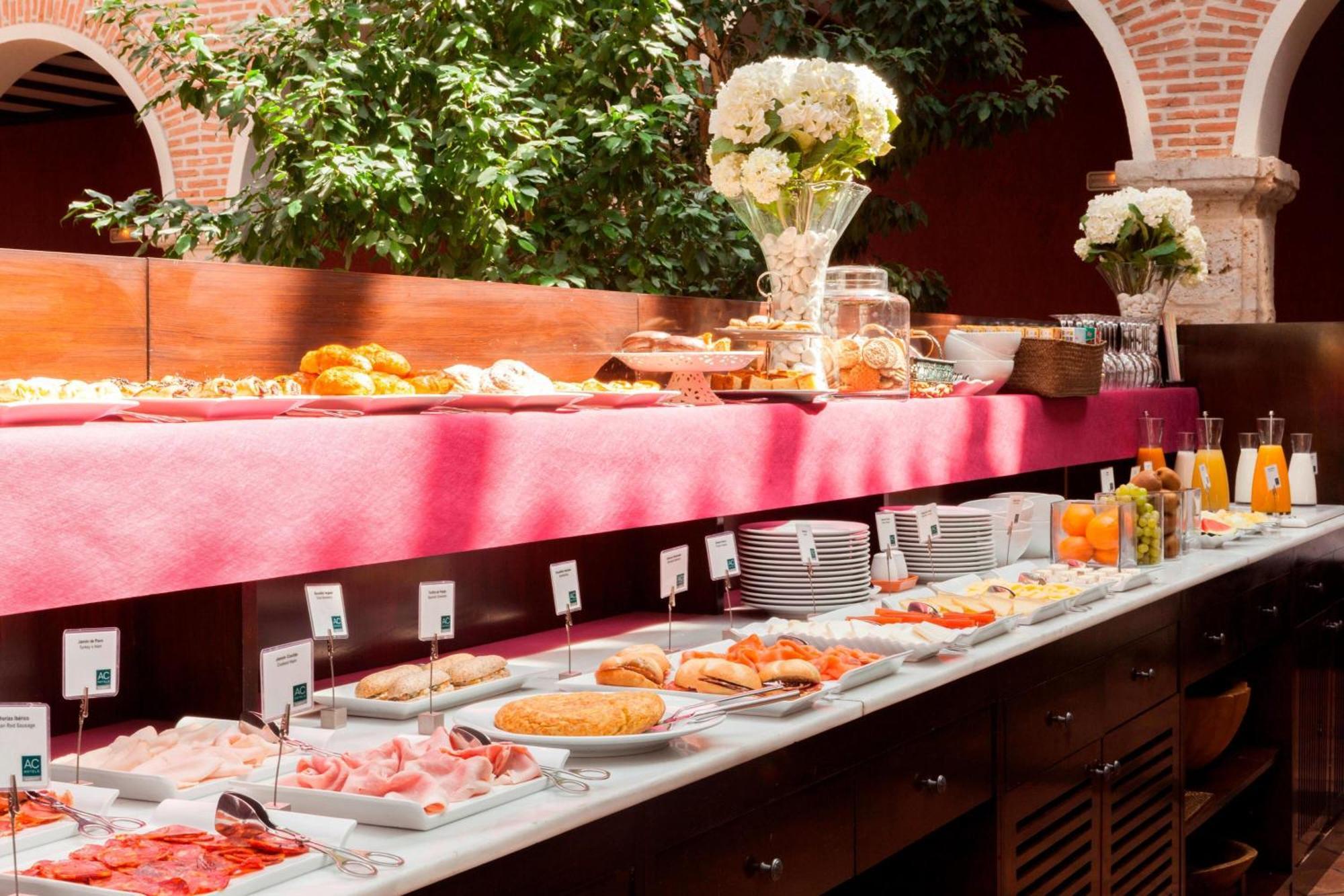 Ac Hotel Palacio De Santa Ana By Marriott Valladolid Ngoại thất bức ảnh A tapas bar in Madrid
