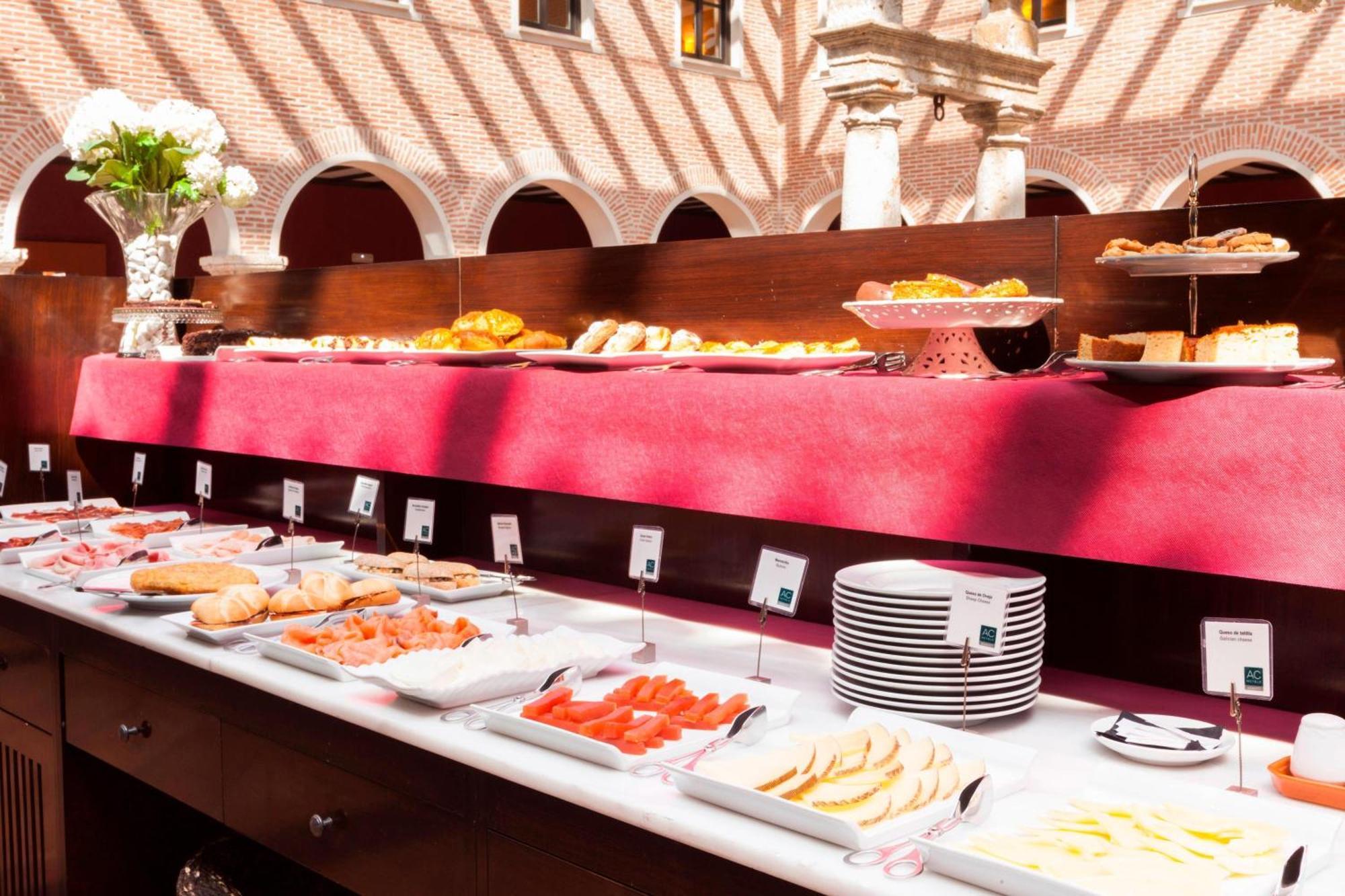Ac Hotel Palacio De Santa Ana By Marriott Valladolid Ngoại thất bức ảnh A buffet at a hotel