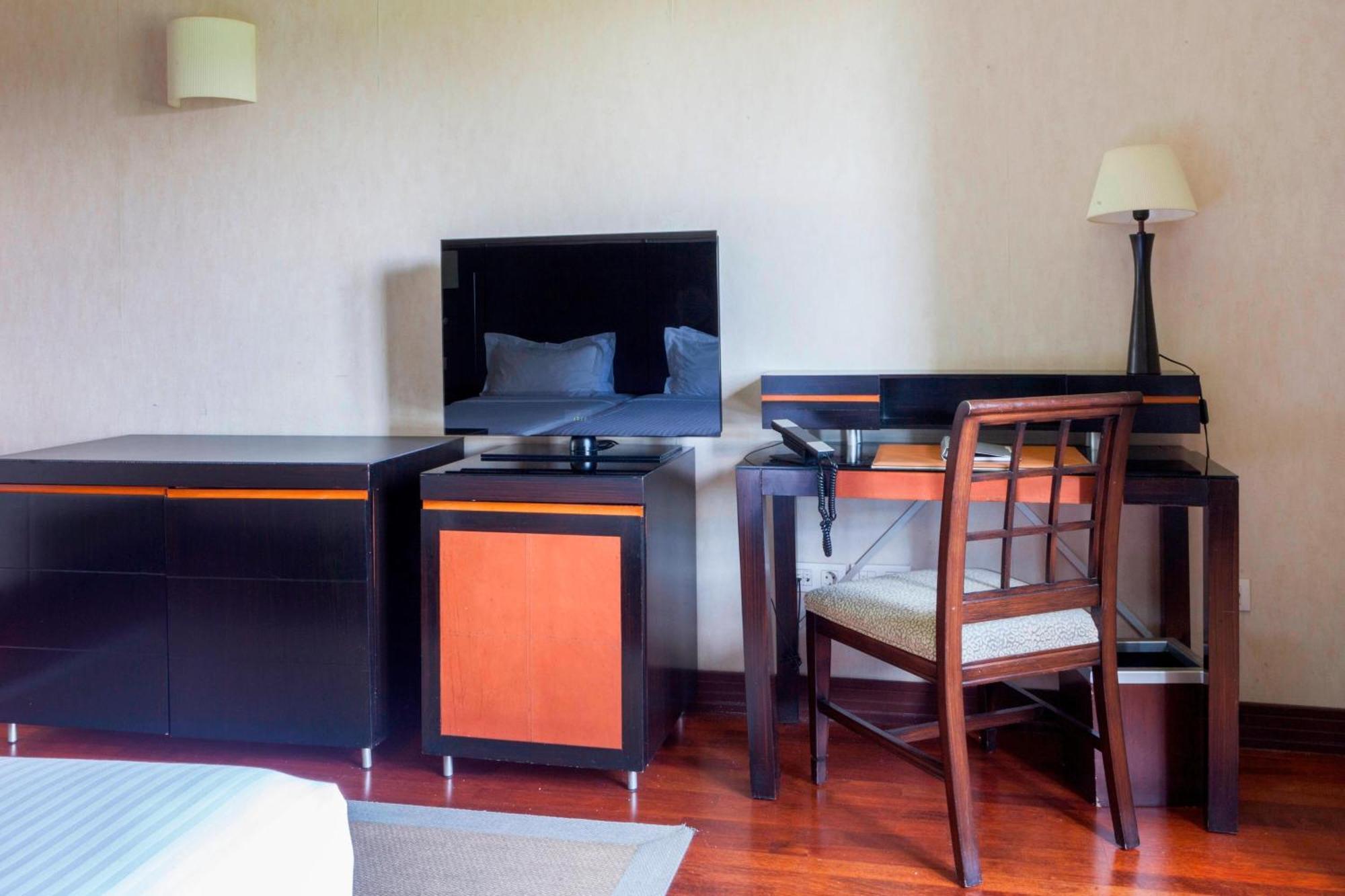 Ac Hotel Palacio De Santa Ana By Marriott Valladolid Ngoại thất bức ảnh A television in a hotel room