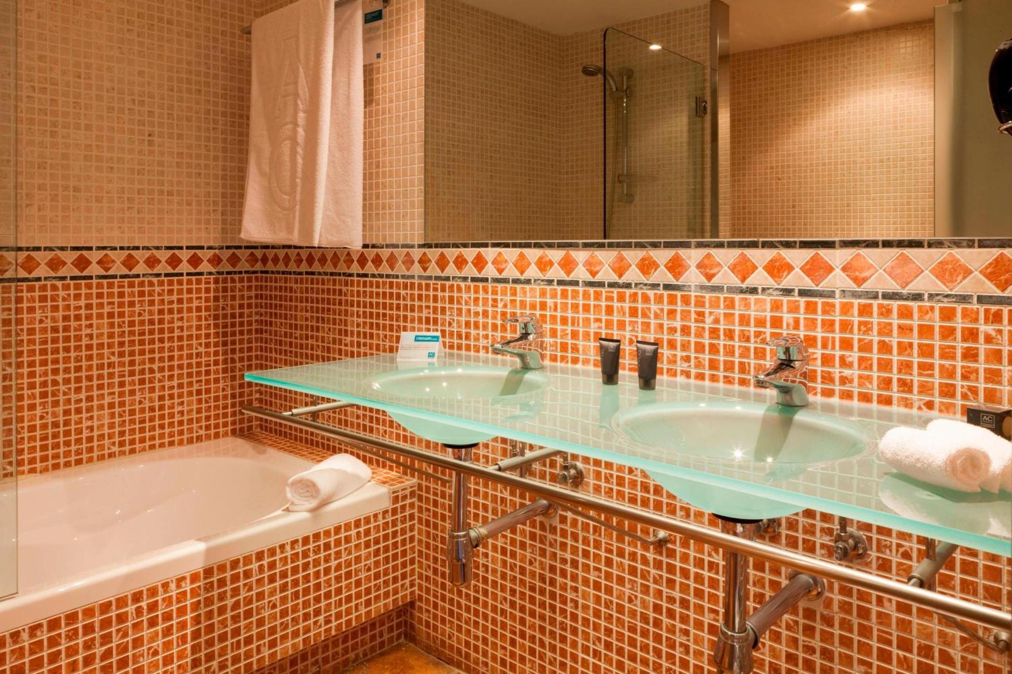 Ac Hotel Palacio De Santa Ana By Marriott Valladolid Ngoại thất bức ảnh Bathroom