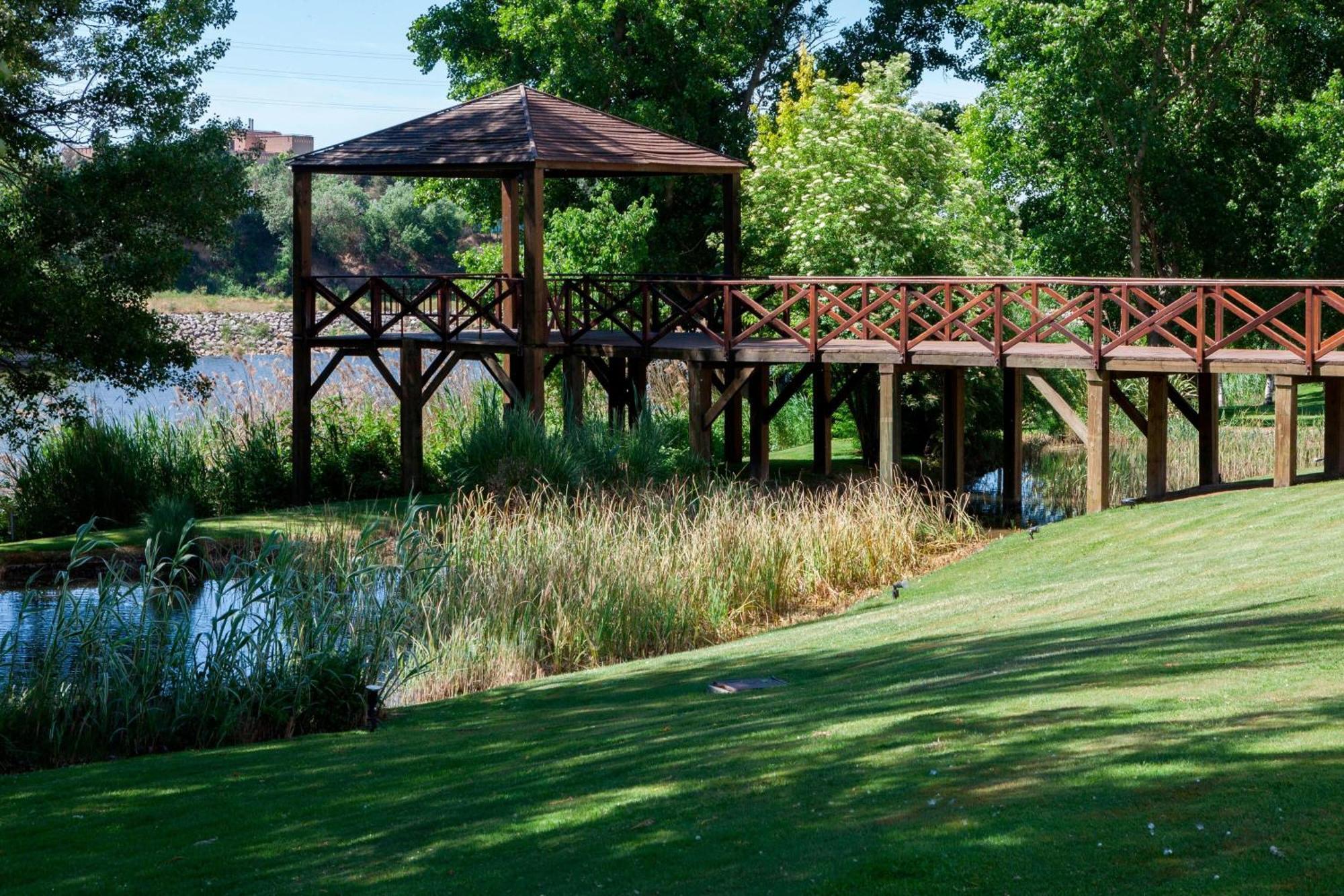 Ac Hotel Palacio De Santa Ana By Marriott Valladolid Ngoại thất bức ảnh The lake at the centre of the park