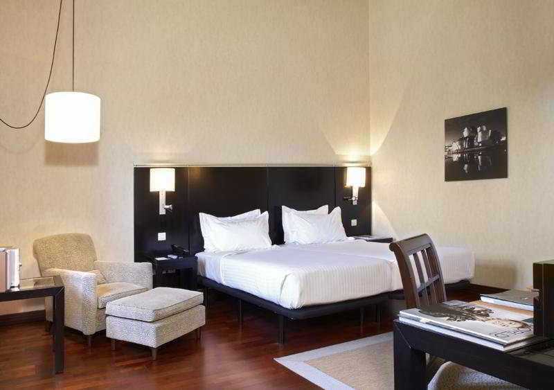 Ac Hotel Palacio De Santa Ana By Marriott Valladolid Phòng bức ảnh A room at the hotel