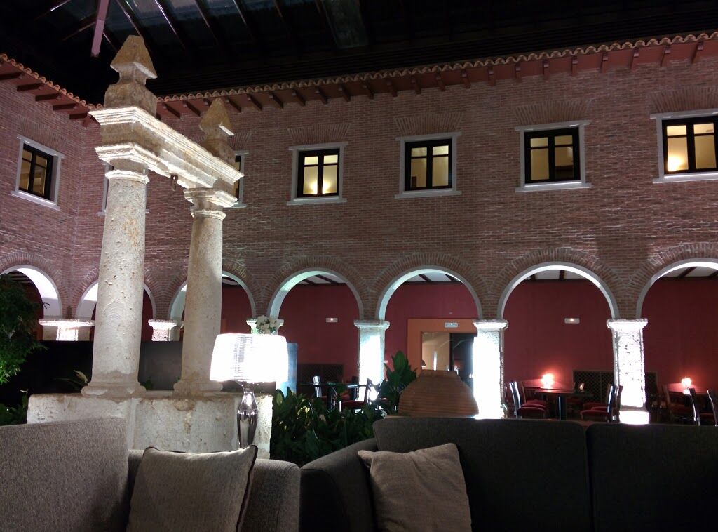 Ac Hotel Palacio De Santa Ana By Marriott Valladolid Ngoại thất bức ảnh The inner courtyard of the hotel